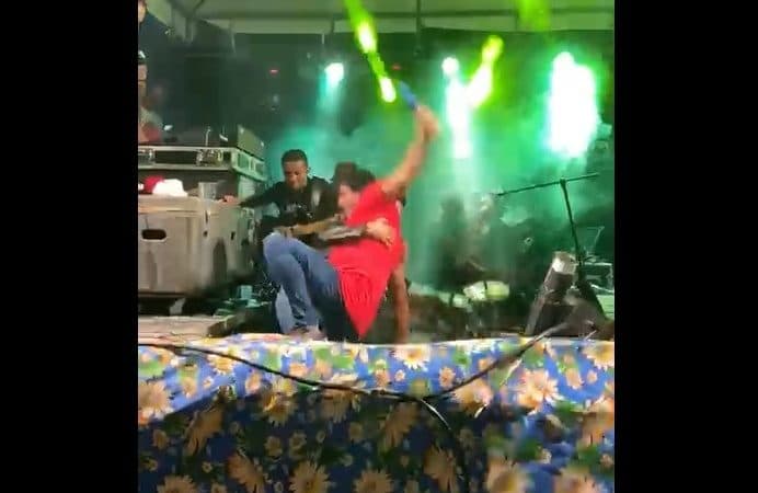 Palco desaba durante show de São João na Bahia; veja vídeo