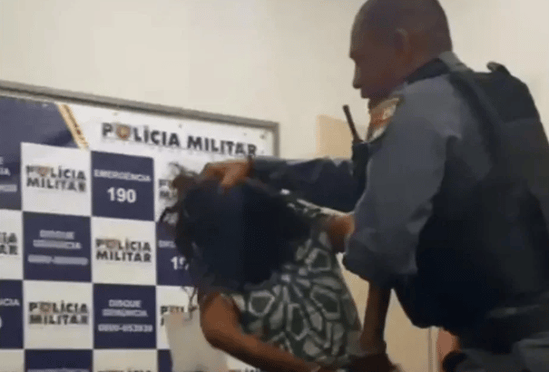 Policial ‘exorciza’ mulher por acreditar que ela estava endemoniada