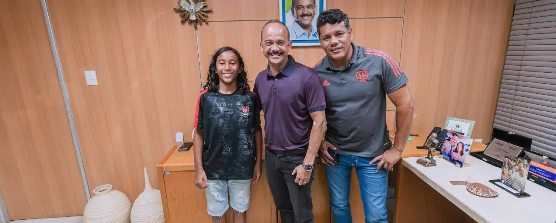 PRATA DA CASA: Elinaldo recebe camaçariense de 11 anos contratado pelo Flamengo