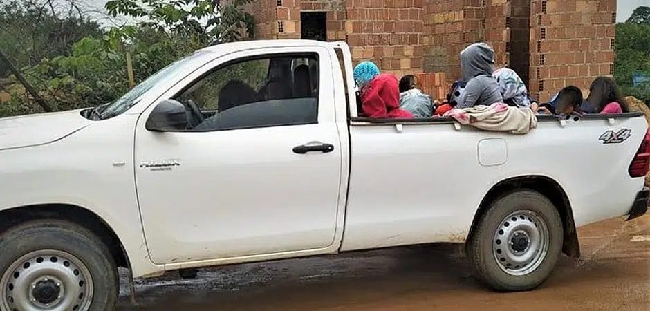 PRF multa mulher que transportava oito adultos e duas crianças em carroceria de veículo
