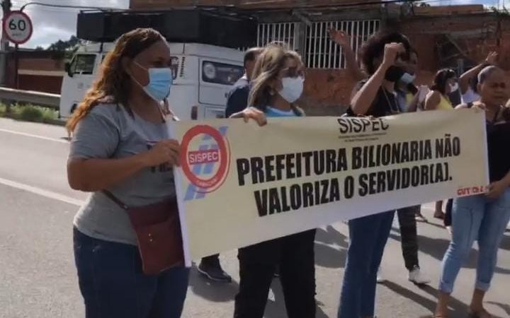 Professores da rede pública de Camaçari fazem manifestação na Estrada do Coco e deixam trânsito lento