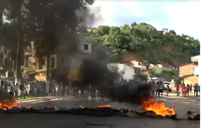 Protesto e queima de pneus: Festa cancelada pela Justiça iria gerar 700 empregos em Teolândia