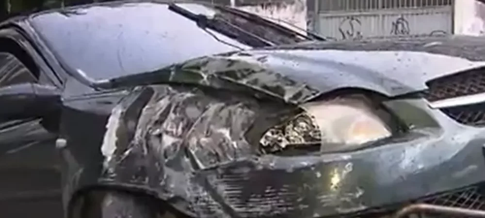 Três pessoas ficam feridas após carro colidir com poste em Salvador