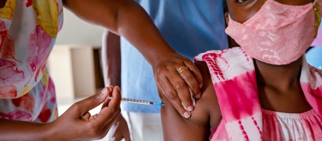Vacinação contra Covid continua nesta terça-feira (07) em Camaçari; confira locais
