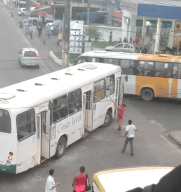 Vandalismo: Ônibus sofre ataque no bairro de São Cristóvão, em Salvador