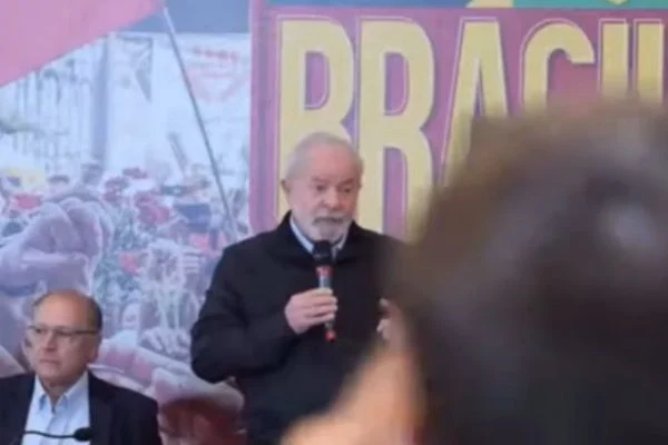 VÍDEO: Bolsonarista invade evento de Lula