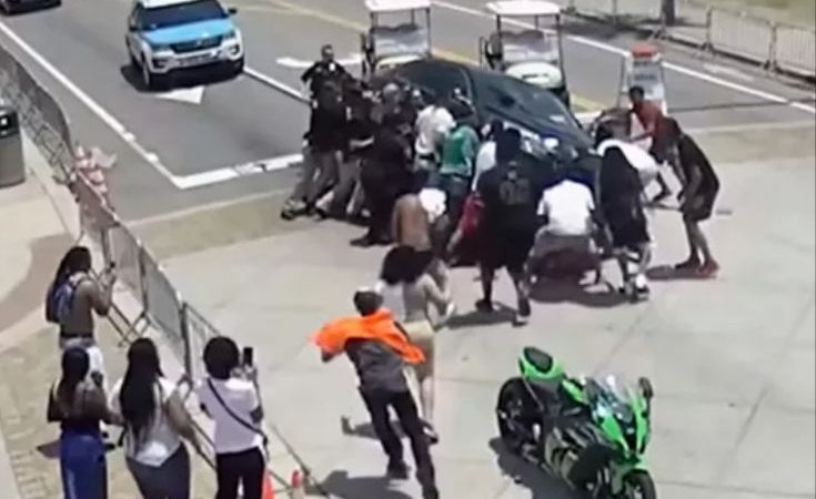 VÍDEO: Multidão tenta salvar motociclista atropelado que ficou preso embaixo de carro