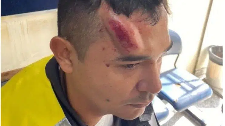 VÍDEO: PM é atingido por tijolada durante confusão em porta de colégio; Tiro foi disparado