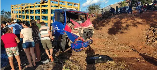 Acidente entre caminhão de transporte de gás e van deixa quatro mortos em rodovia na Bahia