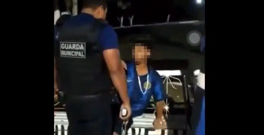 VÍDEO: Guarda municipal armado agride e ameaça adolescente no interior da Bahia