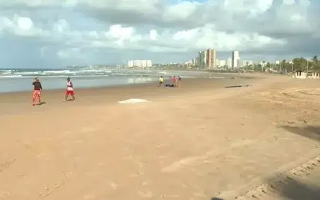 Banhistas encontram mulher morta na Praia de Piatã