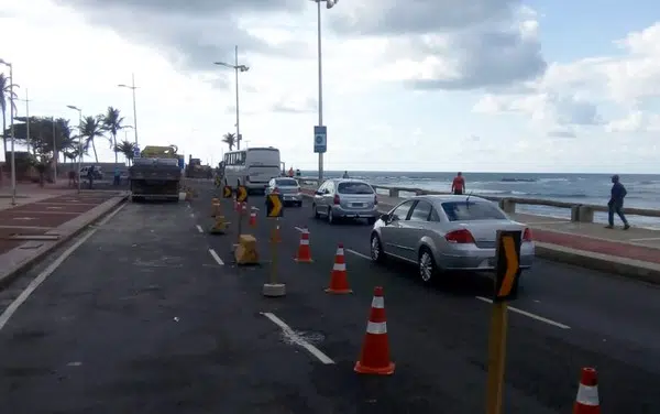 Batida entre veículos deixa cinco pessoas feridas em avenida de Salvador