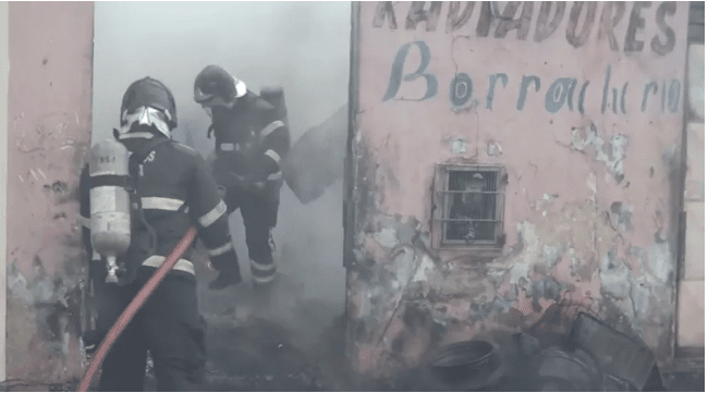 Borracharia pega fogo e teto do estabelecimento desaba em bairro de Salvador
