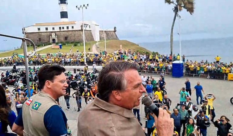 Brasil terá um dos “combustíveis mais baratos do mundo”, diz Bolsonaro em ato na Bahia