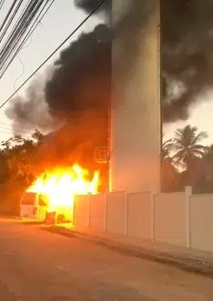 Camaçari: Ônibus é destruído em incêndio no Jardim Limoeiro