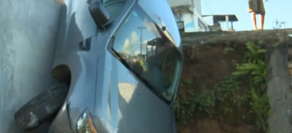 Carro fica pendurado em ribanceira após motorista passar mal em Salvador
