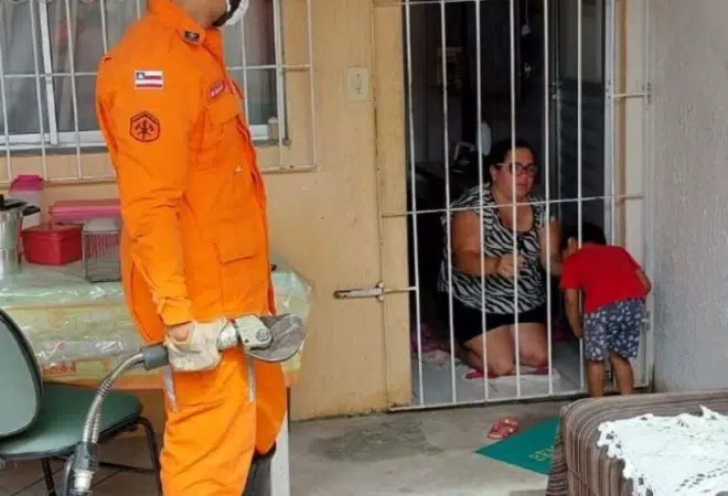 Criança de três anos fica com cabeça presa em grade da porta de casa no interior da Bahia