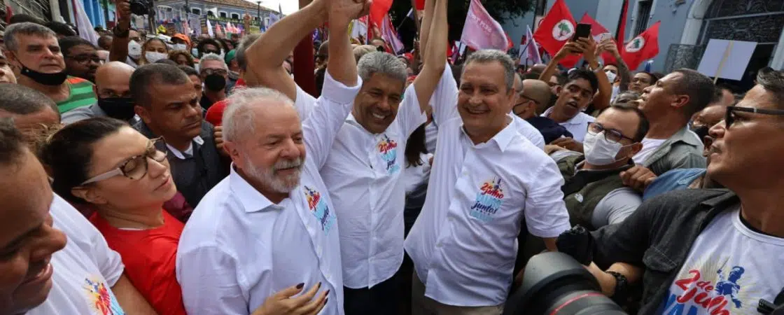 ‘De surpresa’, Lula marca presença em cortejo do Dois de Julho