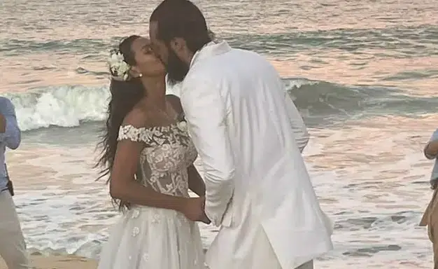 Ex-jogador da NBA se casa com modelo brasileira em paraíso baiano
