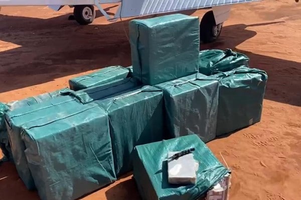 FAB intercepta avião com 600 kg de cocaína