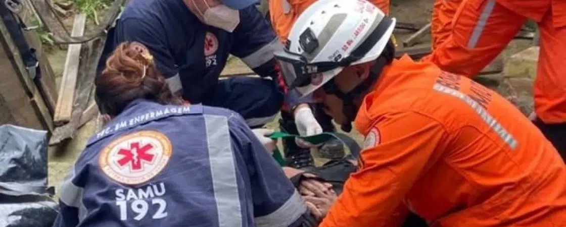 Homem cai em cisterna de 15 metros de profundidade e é resgatado em estado de hipotermia
