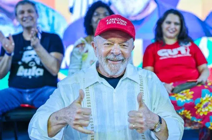Homem é preso após arremessar ‘balão’ com fezes humanas em comício de Lula