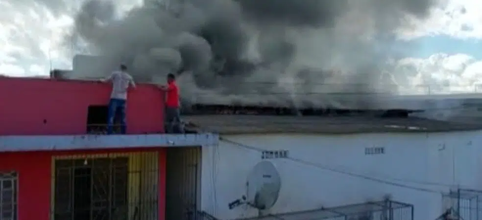 Incêndio destrói depósito de loja de embalagens em Candeias