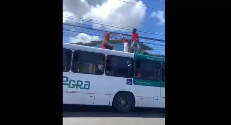 Integrantes de torcida organizada do Vitória praticam ato de vandalismo em ônibus a caminho do Barradão