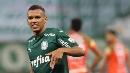 Jogador do Palmeiras é multado em 40% do salário por aparecer bebendo