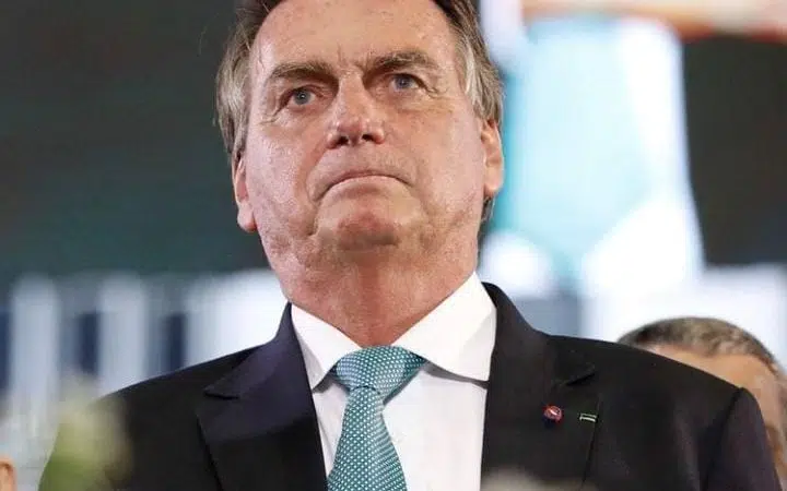 Na porta do Palácio da Alvorada, Bolsonaro diz ter provas de que venceu no 1º turno
