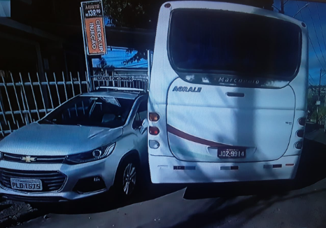 Ônibus com caravana do PT desce ladeira desgovernado, invade oficina e bate em carro em Salvador