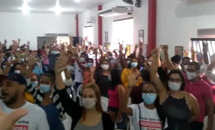 Professores de Camaçari se reúnem para definir rumos da greve na rede municipal de ensino