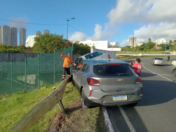 Salvador: Carros batem em guarda-corpo e afetam funcionamento do metrô