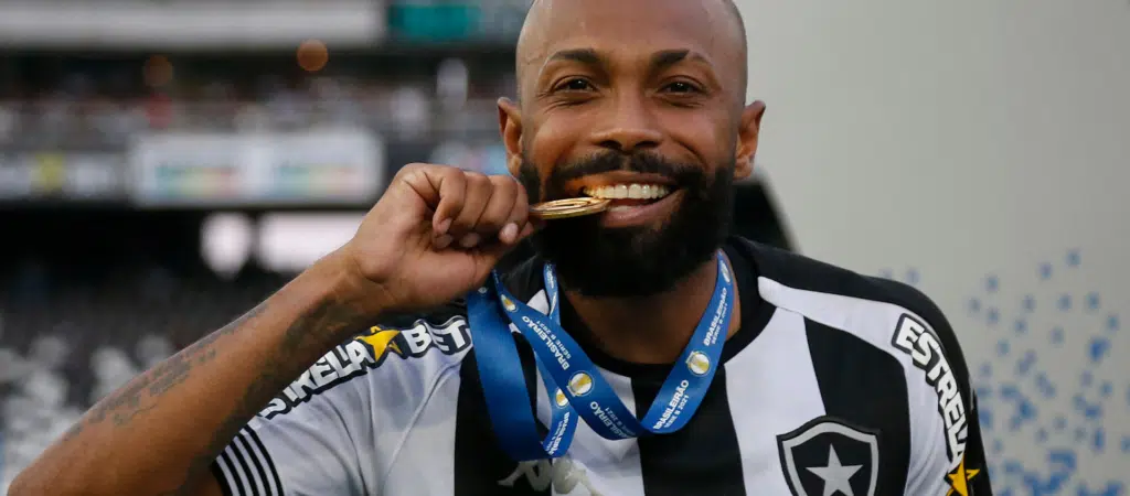 Sem espaço no Botafogo, Chay negocia ida para o Bahia