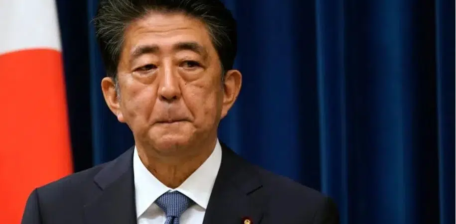 Ex-premiê do Japão morre baleado durante campanha eleitoral