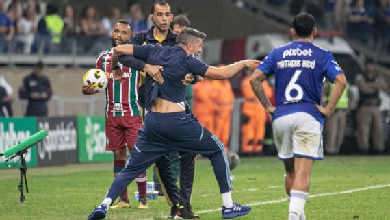 Técnico do Cruzeiro é expulso e não comanda o time na beira do gramado contra o Bahia