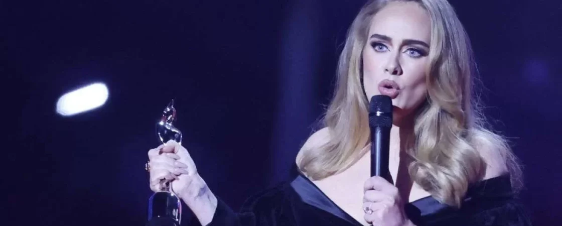 VÍDEO: Em Londres, cantora inglesa Adele grita “Fora Bolsonaro”