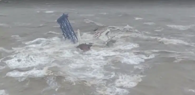 VÍDEO: Tufão parte navio em dois e deixa 27 desaparecidos na China