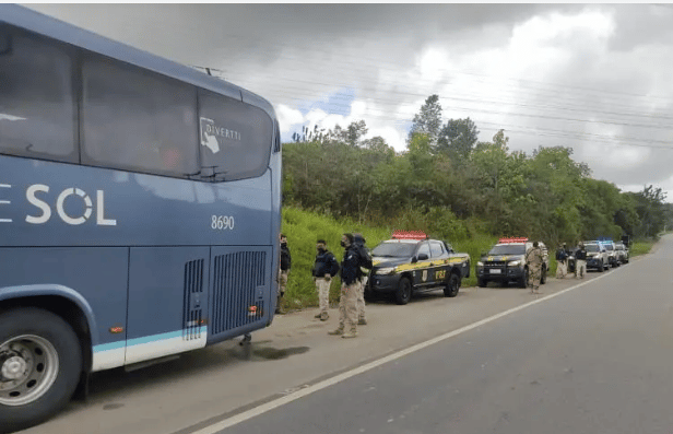 Homens armados provocam “terror” durante assalto a ônibus na BR-324