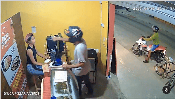 Bandido assalta pizzaria e devolve celular de balconista após apelo: “Por favor, moço! Meu celular, tô pagando”