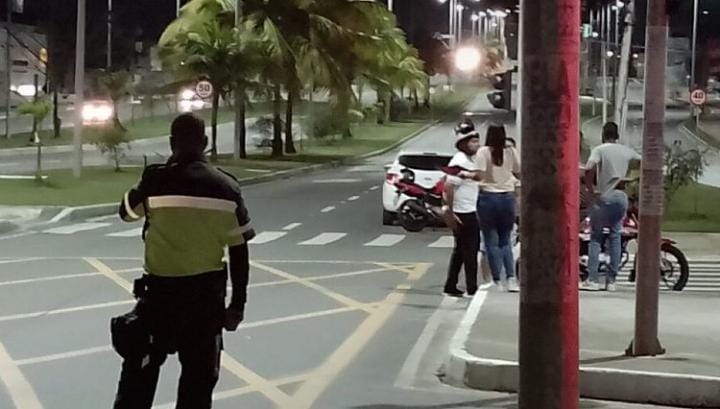 Camaçari: Carro invade contramão na Jorge Amado e atinge motociclista