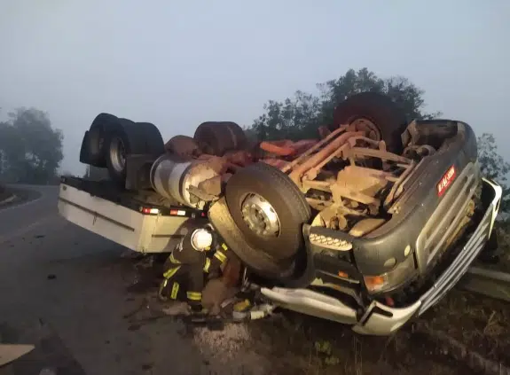 Motorista morre após caminhão carregado de adubo virar em ribanceira na BR-101