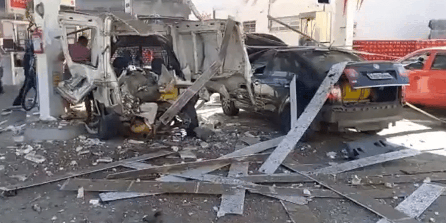 Carro explode durante abastecimento de GNV e destrói teto de posto