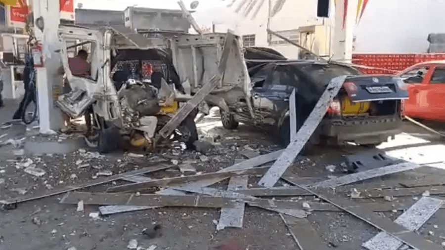 Carro explode durante abastecimento de GNV e destrói teto de posto