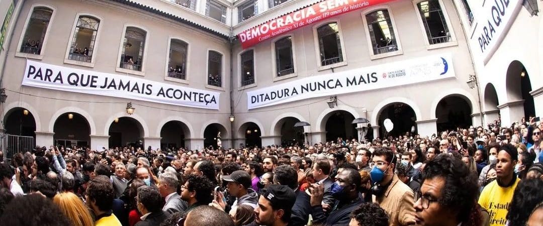 Com gritos de ‘Fora, Bolsonaro’, carta pela democracia é lida na USP