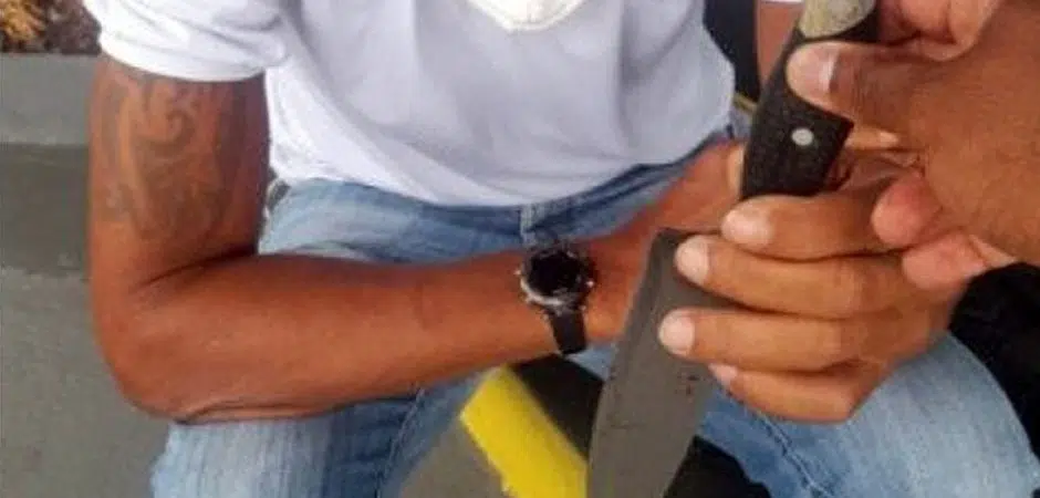 Homem portando uma faca é preso no Shopping Barra, em Salvador