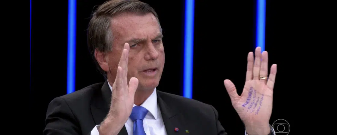 Em entrevista ao Jornal Nacional, Bolsonaro é flagrado com “cola” na mão
