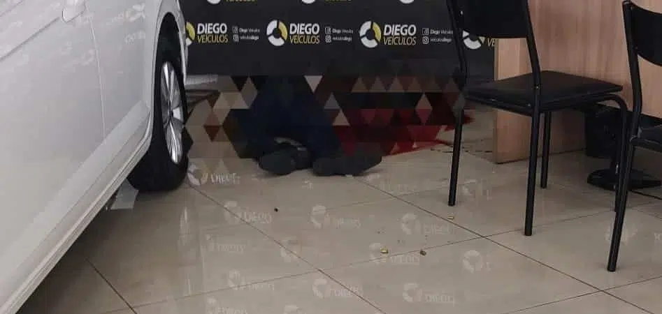 Homem é assassinado dentro da loja Diego Veículos, em Camaçari