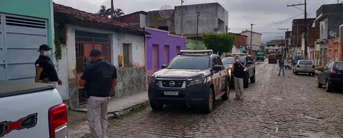 Homem é preso após tentar estuprar mulher pela segunda vez; ele ameaçava divulgar seus vídeos íntimos