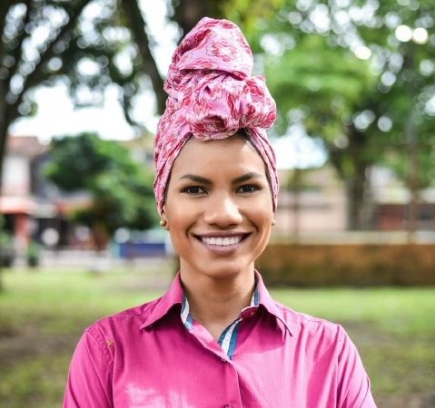 Candidata denuncia TRE por racismo após ser proibida de usar turbante na foto da urna